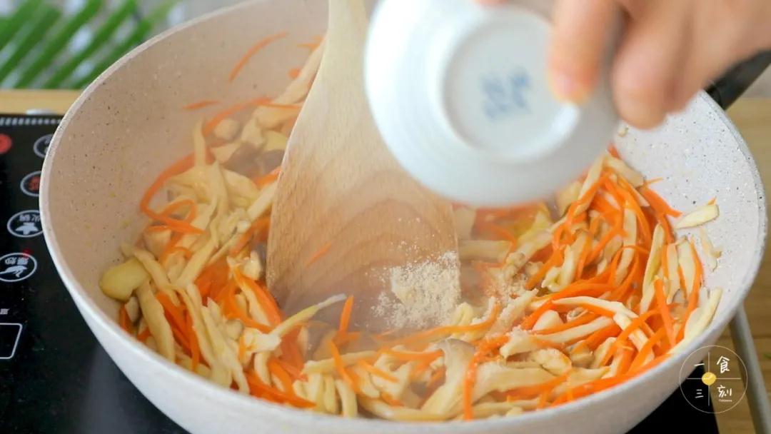 第7步：加入生抽、蚝油、白砂糖、鸡精，继续翻炒均匀