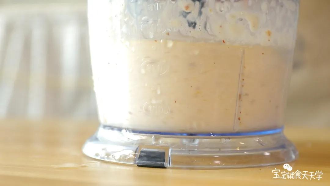 开动搅拌机，搅打成泥