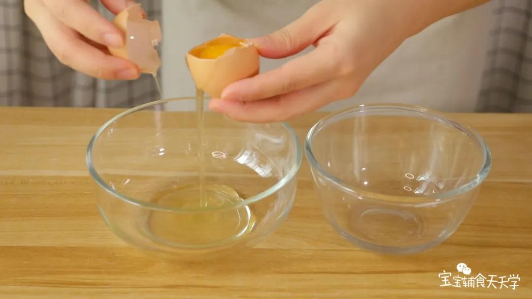 把1个鸡蛋的蛋清和蛋黄分离，装在2个碗中