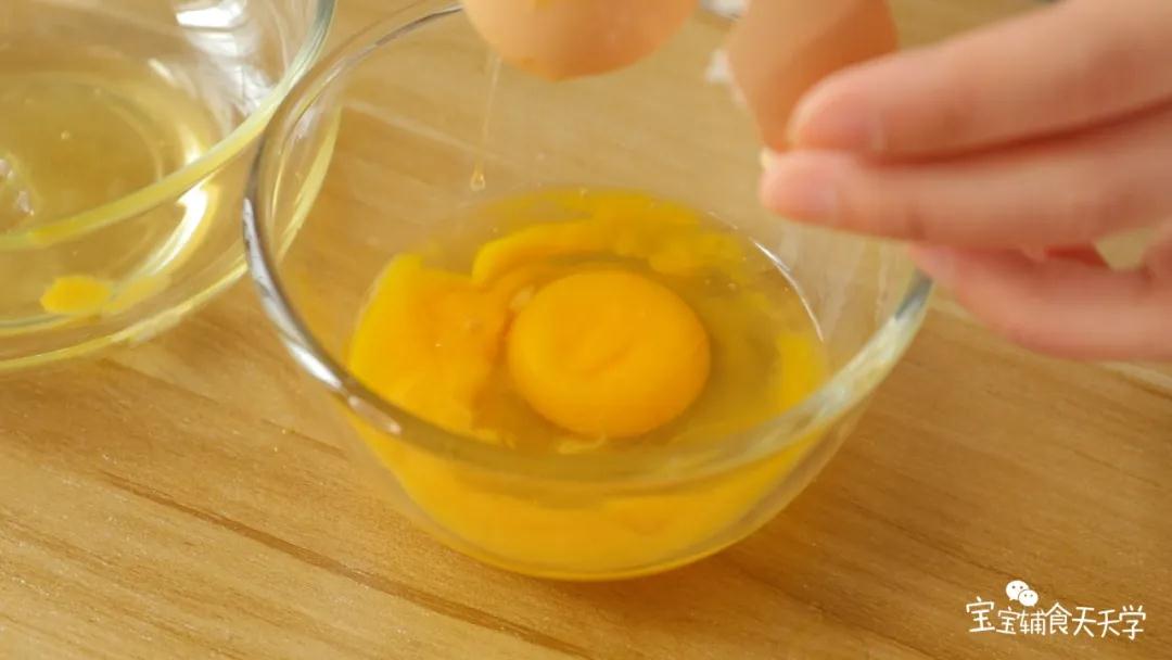 在有蛋黄的碗中加入一整个鸡蛋