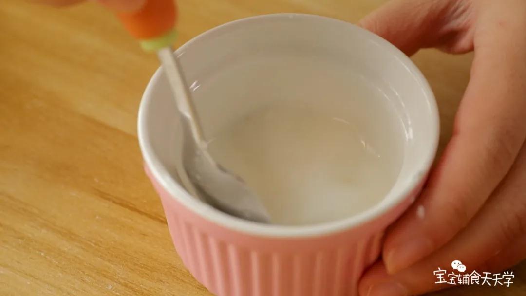 把剩余的淀粉加入少许清水搅匀，倒入蛋黄碗中，混合均匀