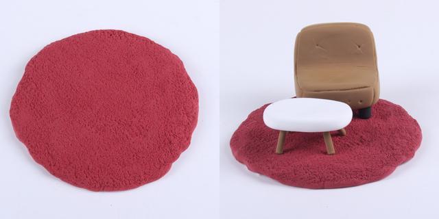 步骤2：枣红色粘土做圆饼形，然后用毛刷戳出纹理，这是地毯，把沙发放在地毯上，然后再做一张白色的小书桌。