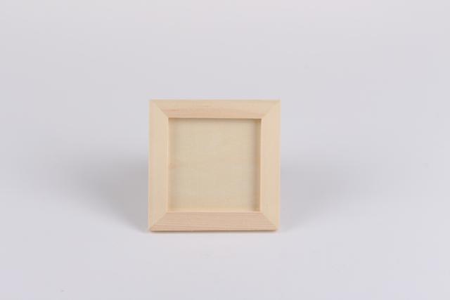 步骤1：找一个实木相框，没有相框的可以用硬纸板。