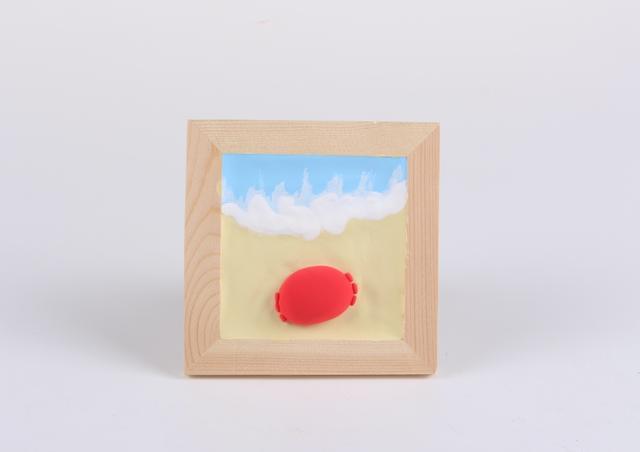 步骤5：在螃蟹身体两侧各粘上三个椭圆小球，准备做它的腿。