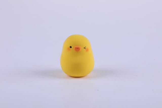 步骤2：用橘黄色粘土做出元气鸭的嘴巴粘好，黑色粘土做出眼睛，还要涂上一些腮红。