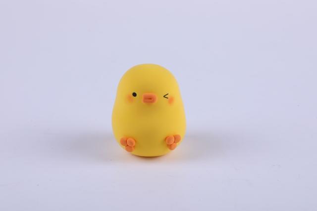 步骤3：用橘黄色粘土做出元气鸭的脚。