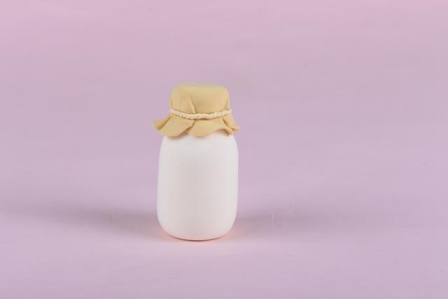 步骤4：用淡黄色粘土揉两根细条缠在一起作为麻绳，缠绕在瓶口。