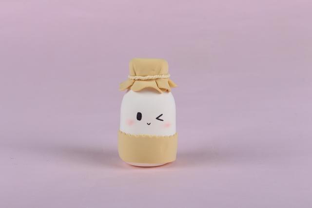 步骤6：最后在瓶身画出卡通图案，这样有趣的牛奶瓶就做好啦！