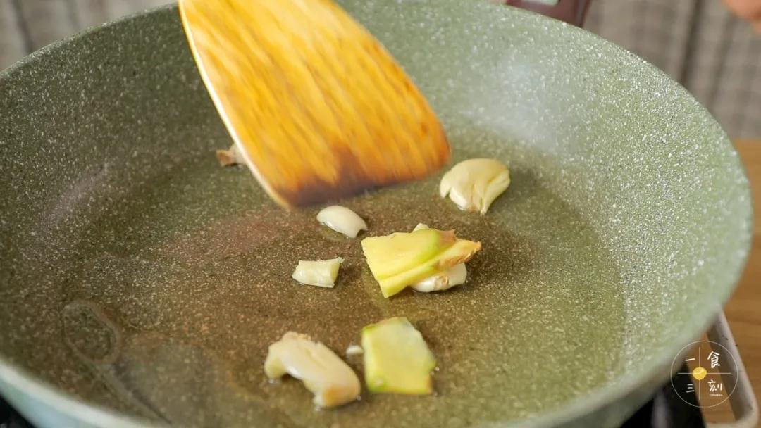 锅里倒油、放入姜蒜爆出香味