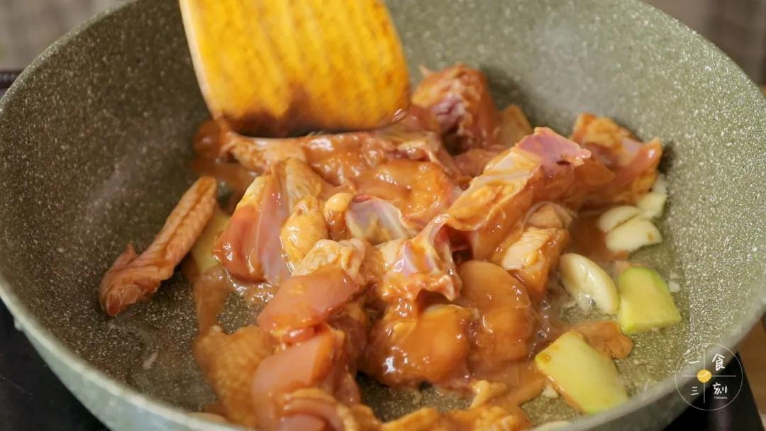 放入鸡肉，两面煎香