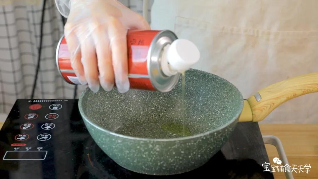 热锅，倒入少许热炒油，放入豆腐，煎2分钟