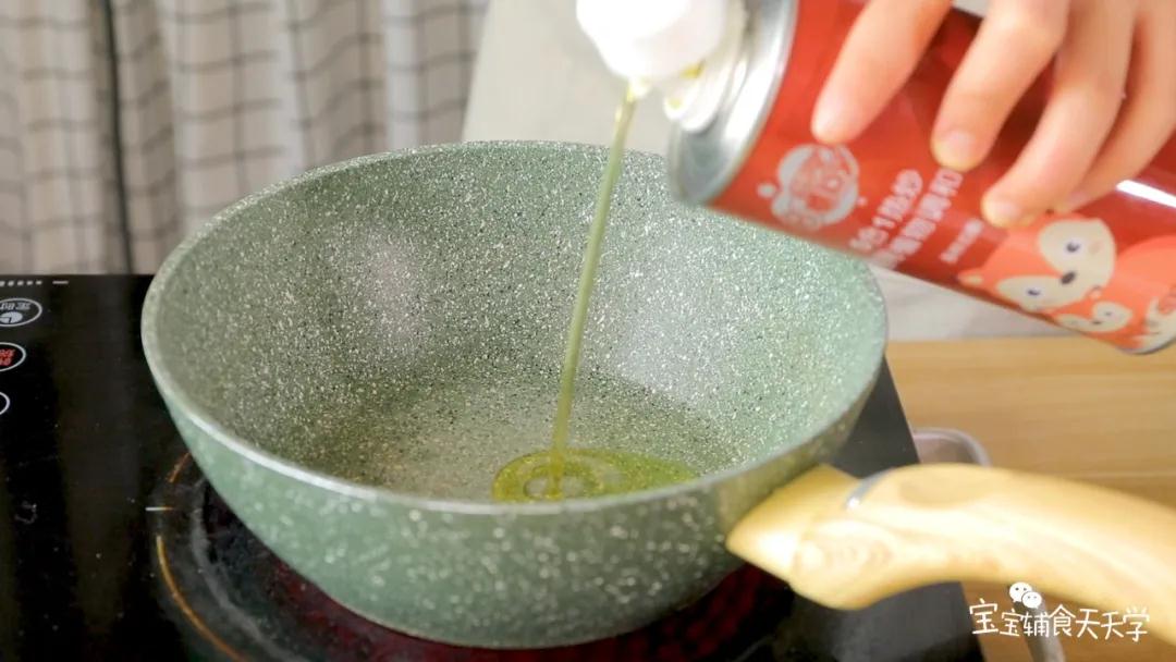 第7步：热锅，加入少许热炒油，倒入适量的面糊