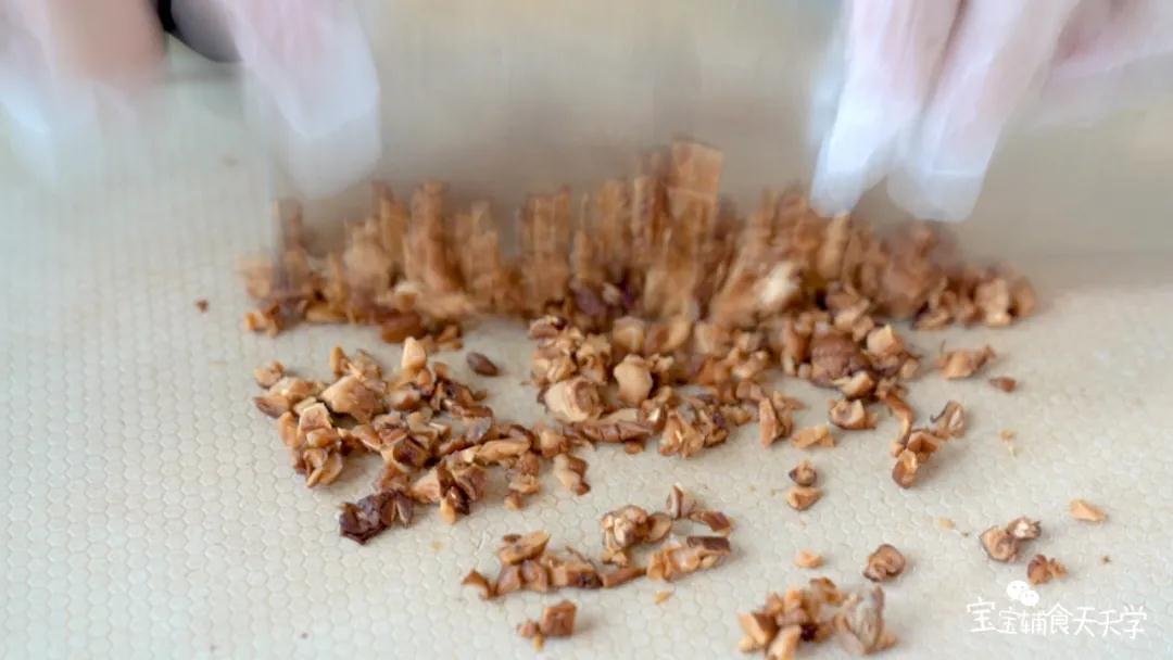 香菇提前浸泡开，沥干剁碎备用