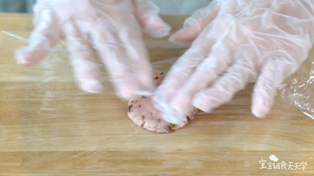 平铺一张保鲜膜，取适量猪肉泥抹平