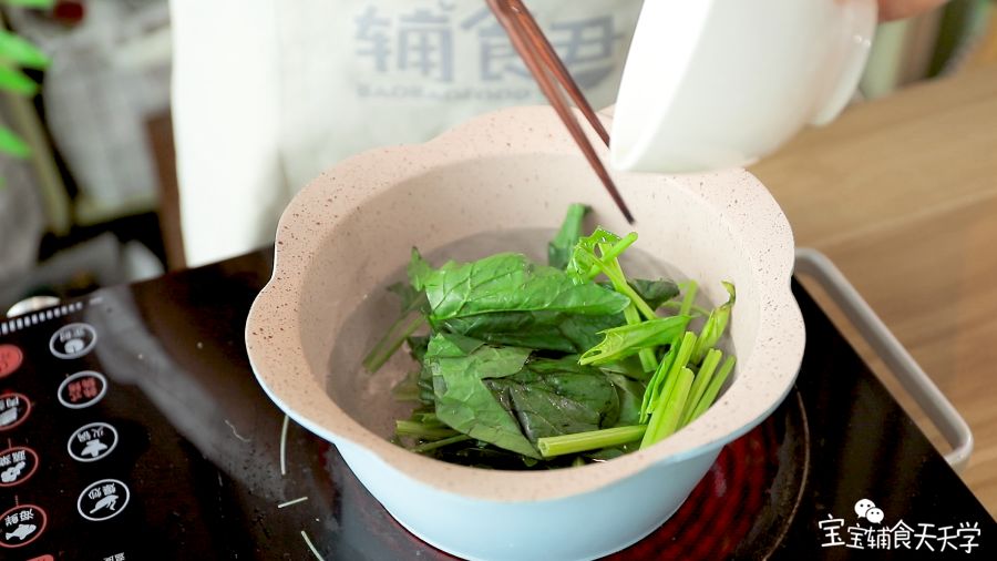 第2步：烧开一锅水，菠菜焯水