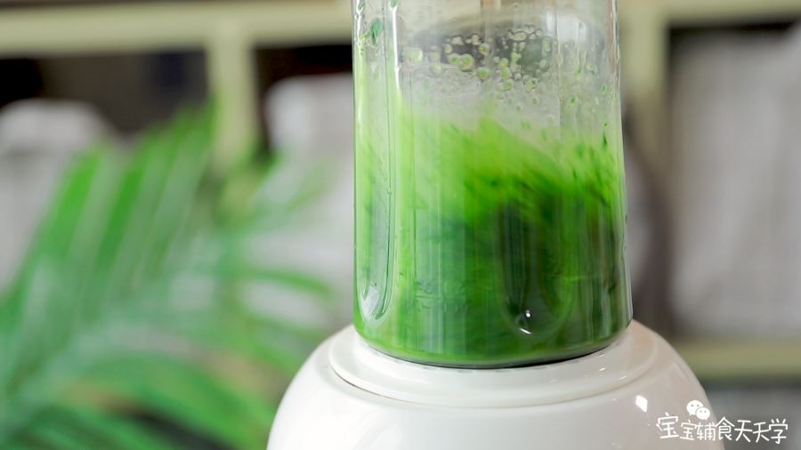 第3步：菠菜加入清水搅拌成汁