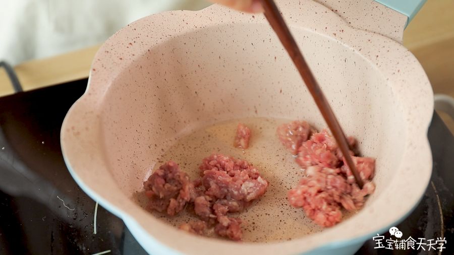 第4步：锅里倒油，倒入牛肉馅翻炒