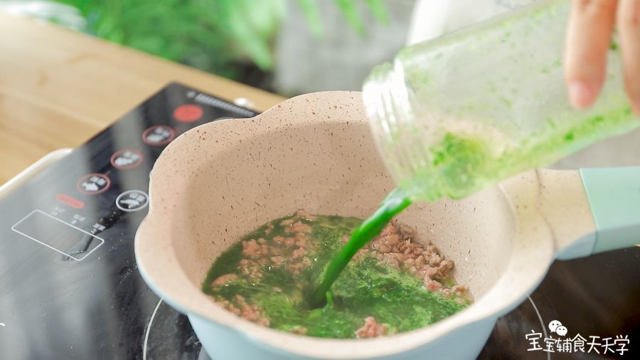 第5步：倒入菠菜汁烧开，觉得汁太浓稠了可以适量再加点水