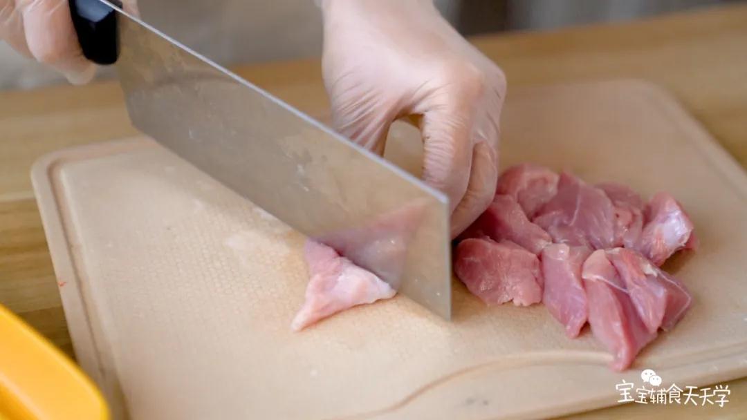 第5步：里脊肉切丁，干贝浸泡后撕碎