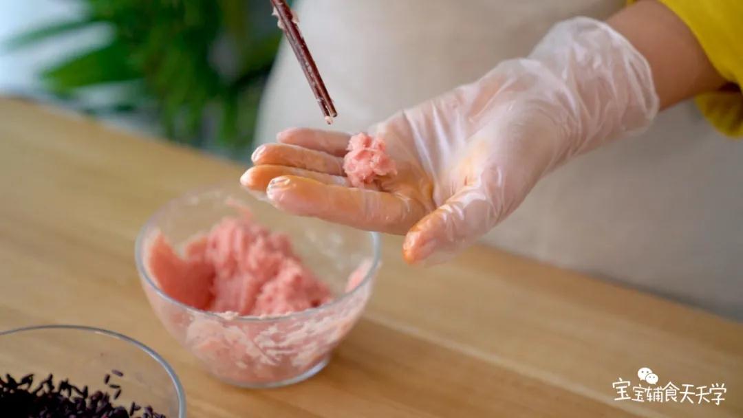 第8步：取出适量的肉泥，搓成小球