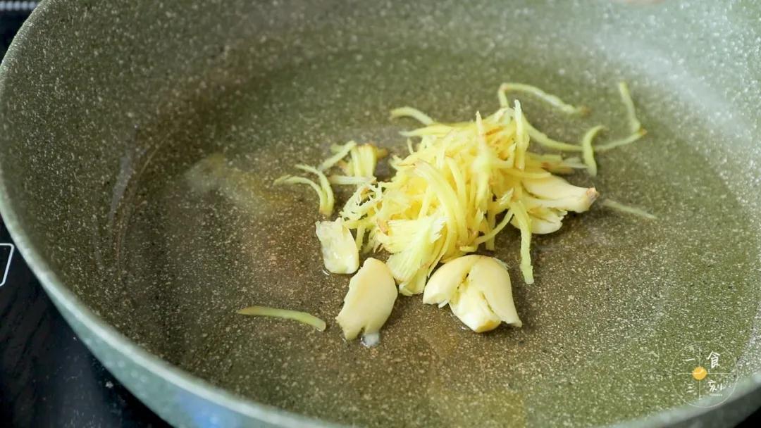 第3步：锅里倒油，放入姜丝、蒜瓣翻炒爆香