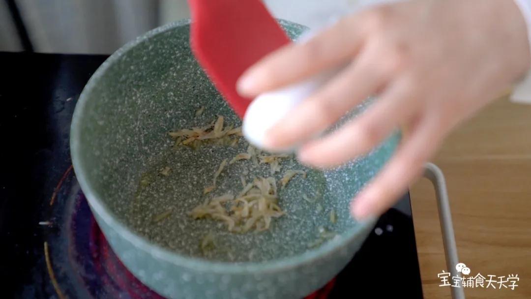 第5步：加入银鱼与虾皮，炒出香味