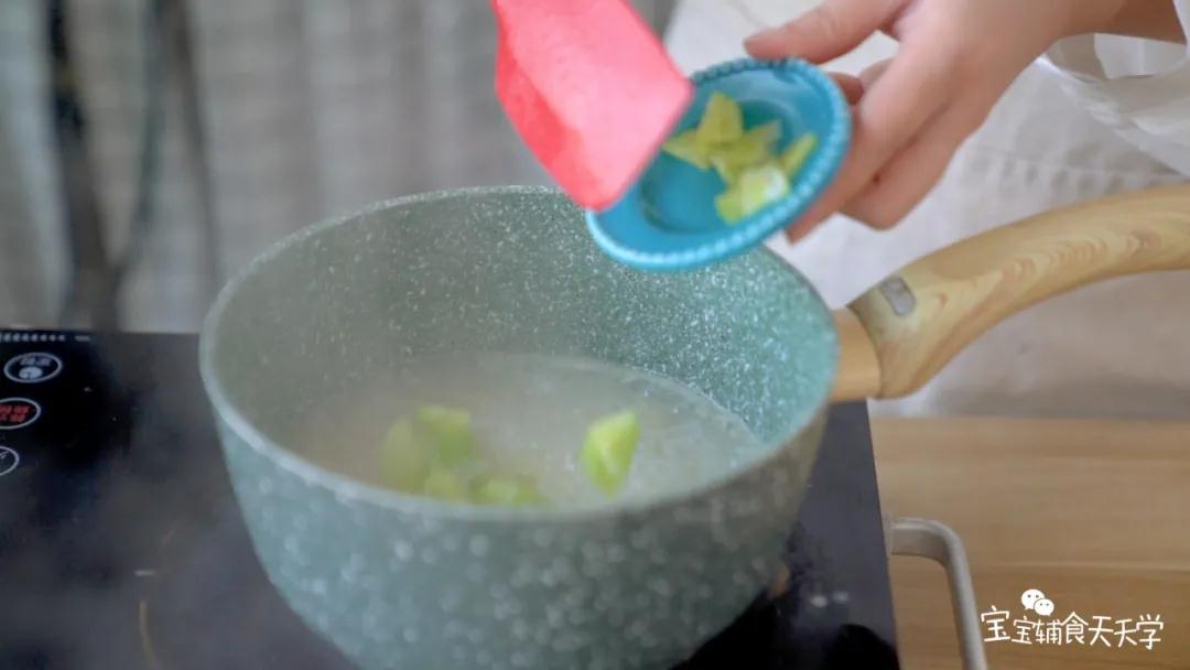 第7步：搅拌一下，煮至面变软，加入黄瓜块