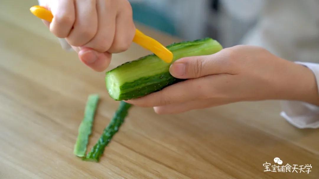 把黄瓜去皮，切成薄厚一致的片状