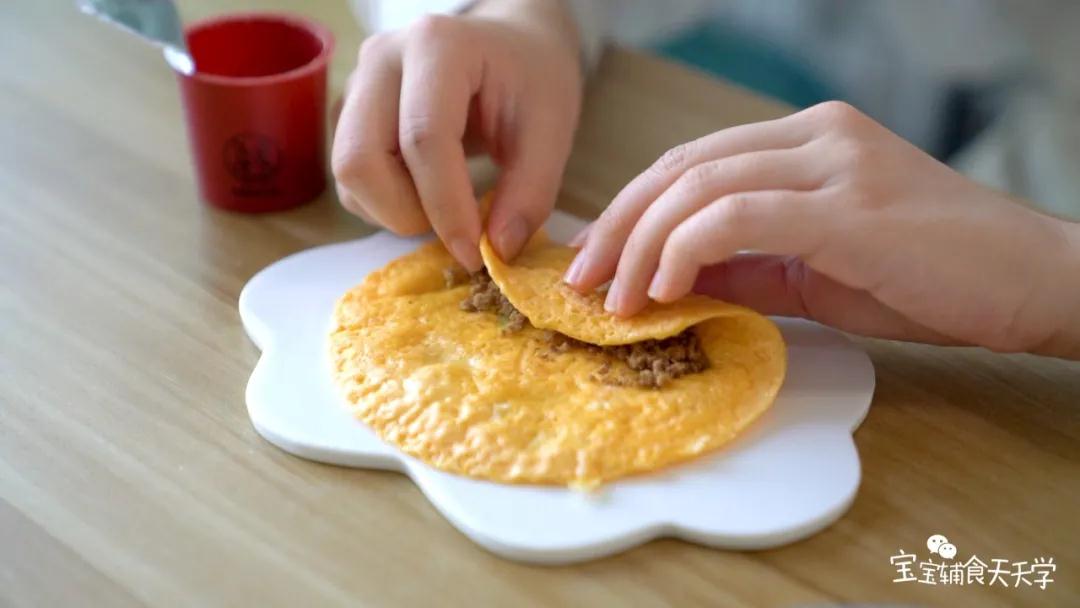 轻轻地卷起来即可