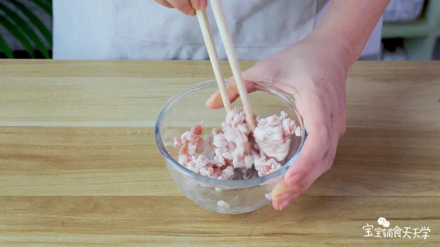 肉末放入玉米淀粉、食用油，腌制一下