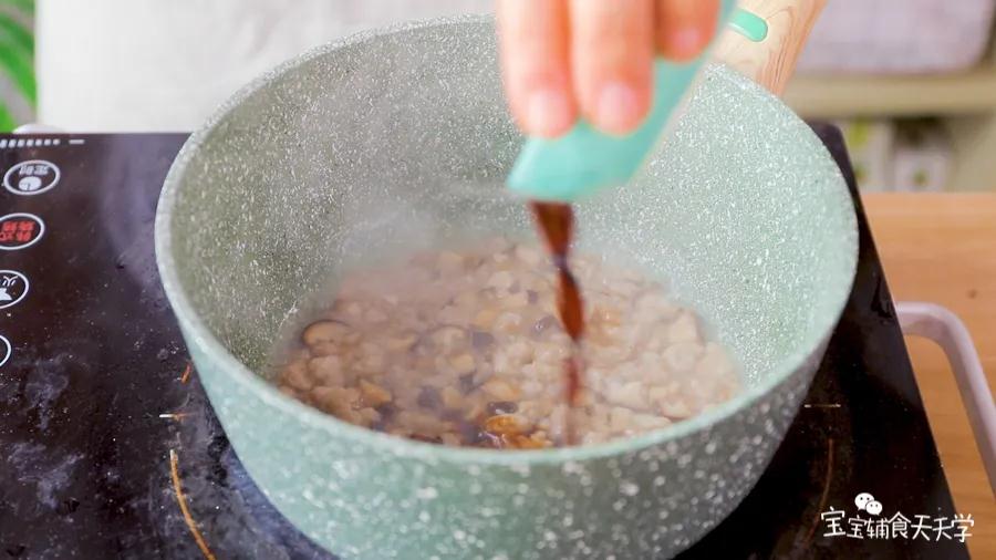 再加入酱油调味，撒点葱花，备用