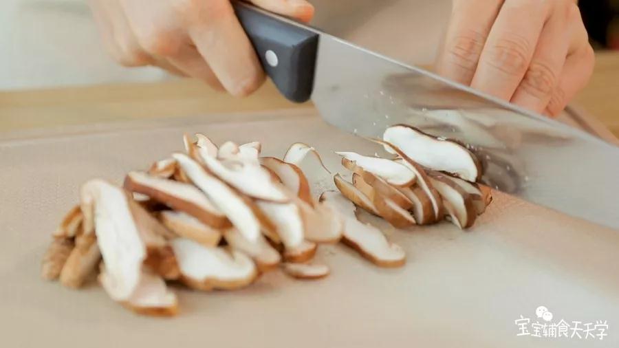 第2步：香菇切薄片