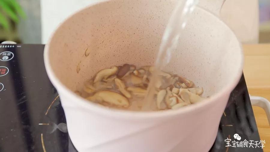 第6步：加入适量清水烧开