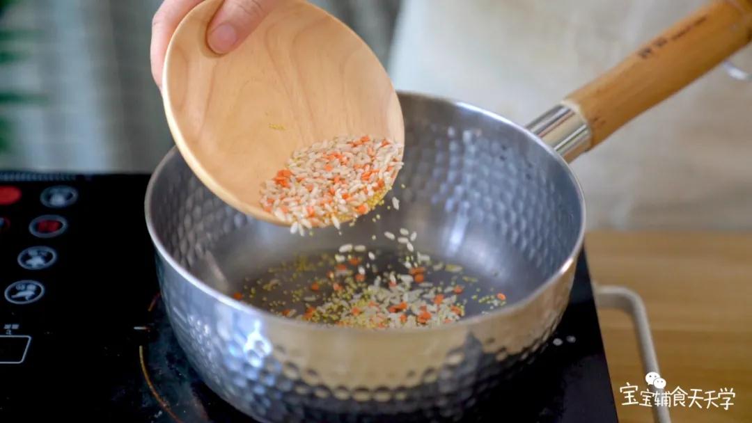 把米倒入锅中加入适量的水，煮成熟粥