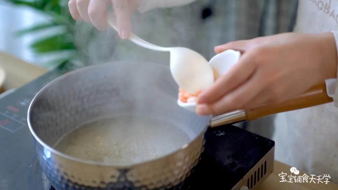 把鲜虾、干贝放入粥中