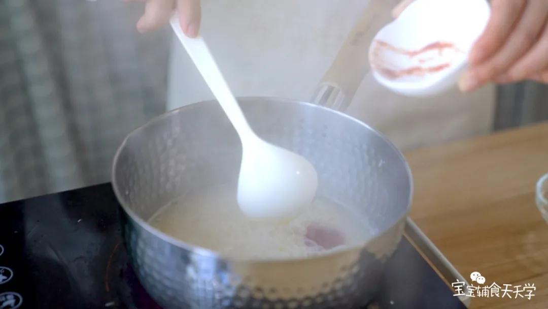 煮奶酪融化后，加入拌拌酱，搅拌均匀即可