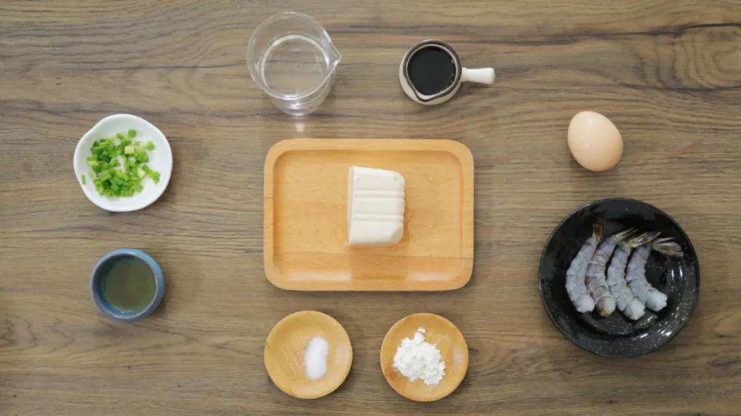 食材准备：内脂豆腐 / 100g，鸡蛋 / 1个，鲜虾肉 / 4只，清水 / 80g，蒸鱼豉油 / 15g，盐 / 1g，香油 / 5g，玉米淀粉、葱花适量