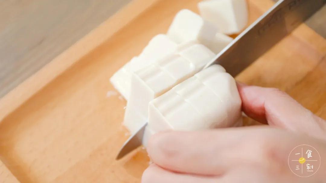 内脂豆腐切小方块，切好的内脂豆腐静置约30分钟，如有水份渗出就倒掉