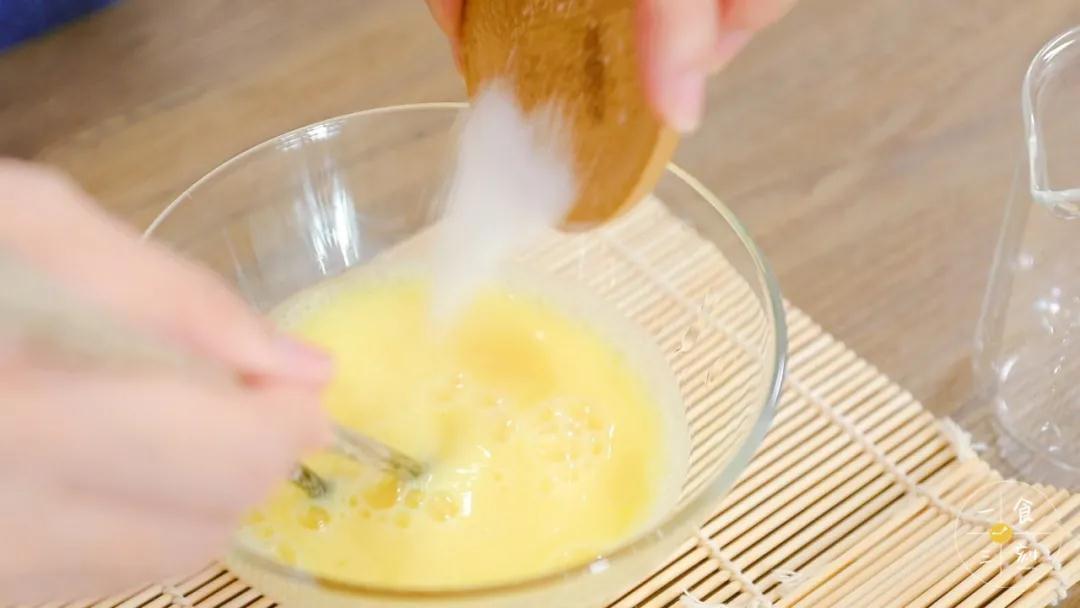 鸡蛋打散，加入清水、盐搅拌均匀