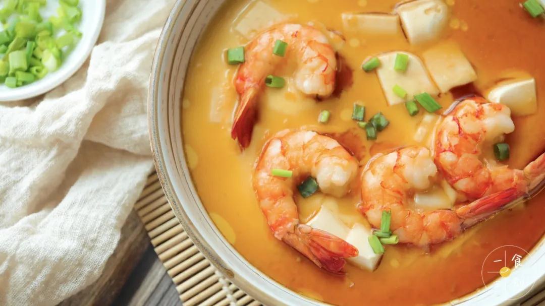 鲜美嫩滑得完全能一个人吃一大盘，不仅制作起来很是方便、而且看着食材和做法就知道是款非常健康的菜肴了，养生党举起你的手！