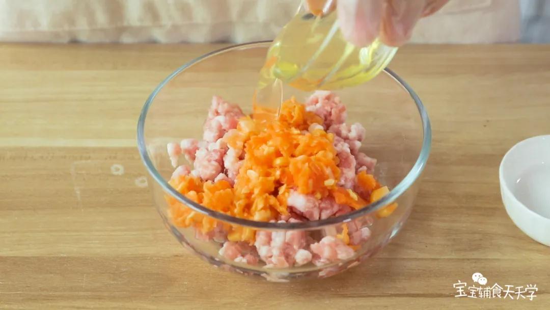肉馅里加入玉米粒和胡萝卜粒、蛋清和盐