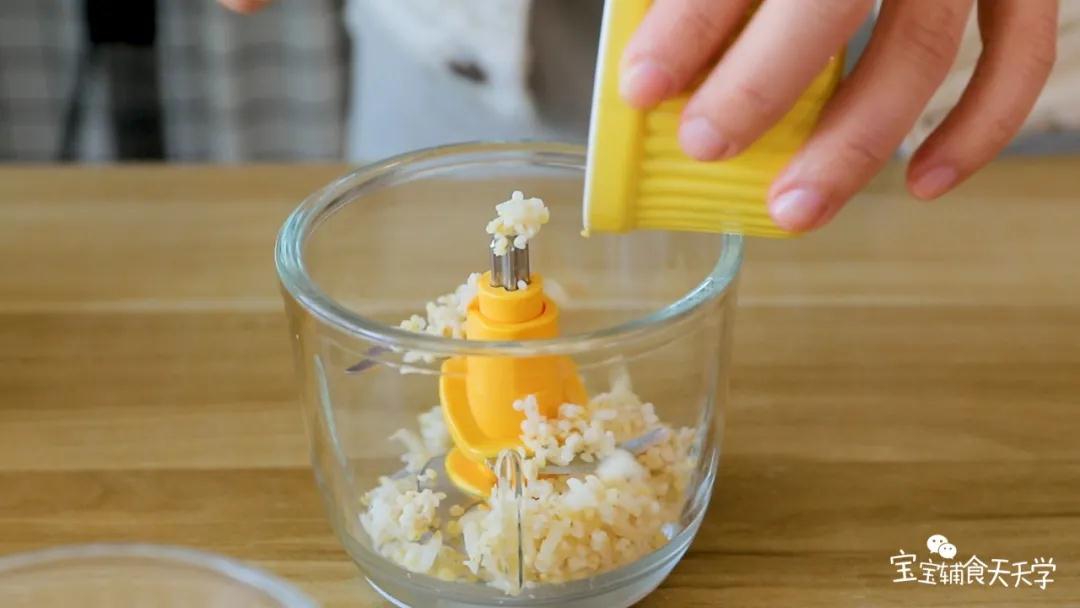 胚芽米提前煮成米饭，然后和牛奶、鸡蛋一同放入料理机中