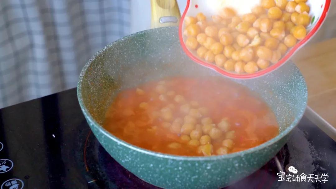 加入鹰嘴豆和番茄酱，翻炒均匀