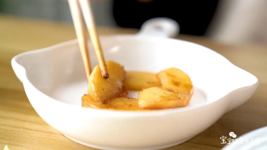 在盘中放入剪好的苹果、胡萝卜