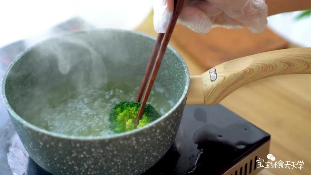 第2步：西兰花焯水后剁碎备用