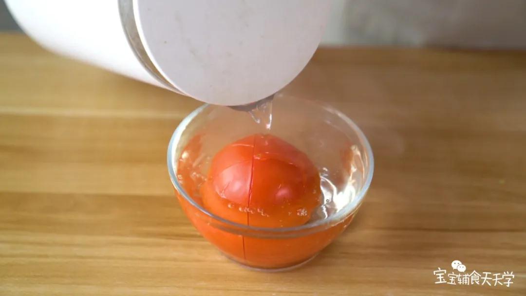 第5步：西红柿划十字，用开水浸泡去皮，然后剁碎备用