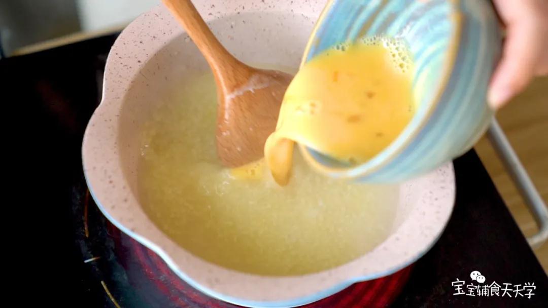 把鸡蛋打成蛋液，粥沸腾后加入鸡蛋，搅拌成蛋花