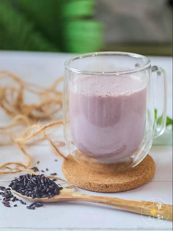 做好的紫米奶昔透着淡淡的紫色，太好看了！