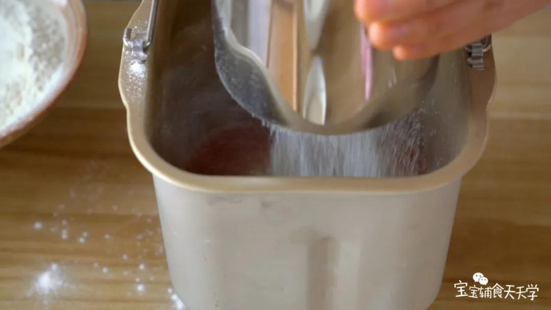 第5步：将面粉和奶粉过筛加入，最好将粉类在桶里堆成小山状