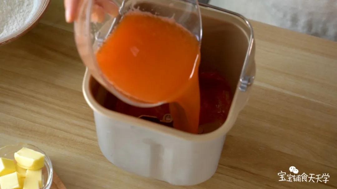 第4步：胡萝卜汁、蜂蜜、软化的黄油，放入面包桶中